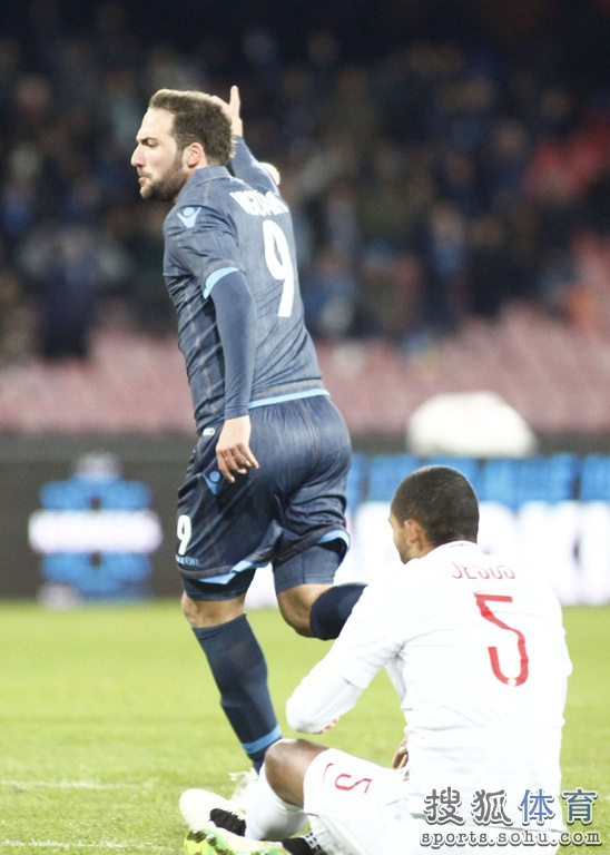  国米铁卫红牌下场陷被动  